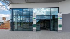 Holiday Inn Express - Hamburg South A7-AS42 by IHG